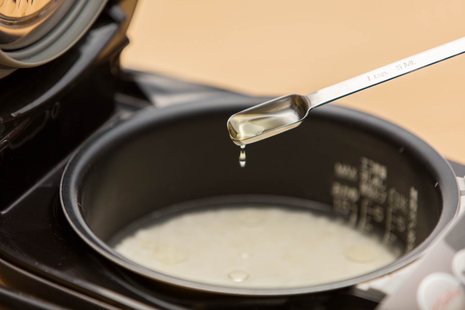 炊飯時にこめ油を入れている画像